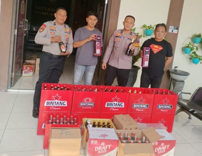 
					Petugas tunjukkan barang bukti miras yang diamankan