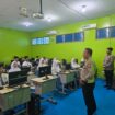 Petugas tengah menyampaikan materi program Paham AI kepada para pelajar