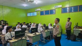Petugas tengah menyampaikan materi program Paham AI kepada para pelajar