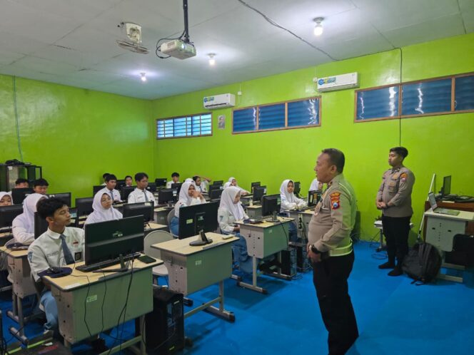 
					Petugas tengah menyampaikan materi program Paham AI kepada para pelajar