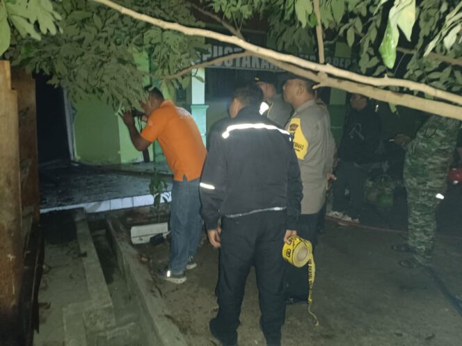 
					Petugas tengah lakukan olah TKP di lokasi kebakaran