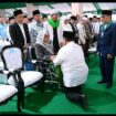 Adab Presiden Prabowo saat bertemu dengan kiai sepuh KH Nurul Huda Dhazuli, pengasuh Ponpes Pengasuh Ponpes Al-Falah Ploso Kediri yang duduk di kursi roda, dalam pembukaan Muktamar ke 35 NU, di Jombang. Foto: Ist