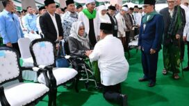 Adab Presiden Prabowo saat bertemu dengan kiai sepuh KH Nurul Huda Dhazuli, pengasuh Ponpes Pengasuh Ponpes Al-Falah Ploso Kediri yang duduk di kursi roda, dalam pembukaan Muktamar ke 35 NU, di Jombang. Foto: Ist
