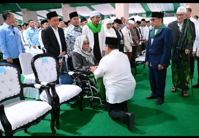 
					Adab Presiden Prabowo saat bertemu dengan kiai sepuh KH Nurul Huda Dhazuli, pengasuh Ponpes Pengasuh Ponpes Al-Falah Ploso Kediri yang duduk di kursi roda, dalam pembukaan Muktamar ke 35 NU, di Jombang. Foto: Ist