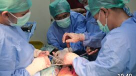 Dokter di RSKKA all out dalam upaya membantu kesulitan pasien korban gempa hingga operasi. Foto: ist