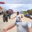 Muskihuddin Haruna alias Hoto, mengaku sebagai direktur PT TRK, bersam 'pasukannya' memblokade jalan hauling menuju ke area proyek strategis nasional (PSN) PT IPIP, perusahaan hilirisasi nikel. Foto: ist