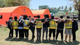 RSKKA bekerja sama denan Tim UI dalam melayani pertolongan bagi korban gempa bumi di Flores, NTT. Foto: ist