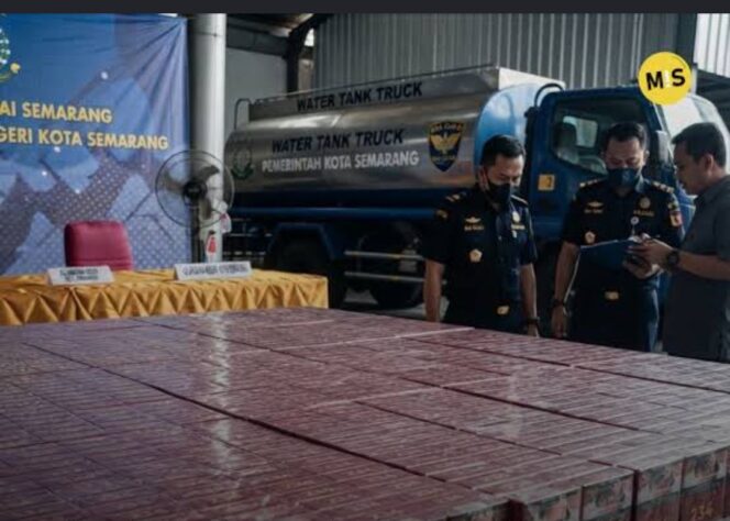 
					Bea Cukai Semarang bongkar modus baru, 1,5 jita batang rokok putih diangkut pakai teuk tangki air. Foto: ist