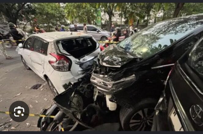 
					Salah Injak Pedal: Alphard Santap 3 Mobil, 11 Motor, dan Rombong Bakso di Sukolilo