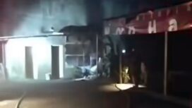 Empat pria pria bertopeng, menggunakan senjata tajam, menyerang dan membakar warung mie babi di pinggir sawah Sukoharjo, Sabtu dini hari, 12 September 2026. Setelah buka sejak Maret 2026, Foto: insyagtam@wajahsumut_