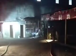 Empat pria pria bertopeng, menggunakan senjata tajam, menyerang dan membakar warung mie babi di pinggir sawah Sukoharjo, Sabtu dini hari, 12 September 2026. Setelah buka sejak Maret 2026, Foto: insyagtam@wajahsumut_