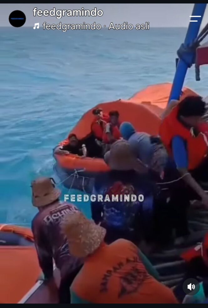 
					Kapal SAR dibantu kapal sipil dan nelayan berhasil mengevakuasi 102 penumpan KM Virgo 8 yang tenggelam di laut sekitar 80 mil pantai Banjarmadi, Kalsel, Minggu siang pukul 11.00 wita, 13 September 2026. Foto: ist