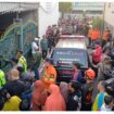 Petugas pemadam, polisi dan ambulans disiapkan untuk mengevakyadui dua bocah yang tewas terbakar di kamarnya, Minggu sore, 13 September 2026. Foto: Antara