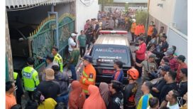 Petugas pemadam, polisi dan ambulans disiapkan untuk mengevakyadui dua bocah yang tewas terbakar di kamarnya, Minggu sore, 13 September 2026. Foto: Antara