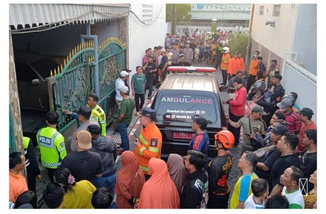 
					Petugas pemadam, polisi dan ambulans disiapkan untuk mengevakyadui dua bocah yang tewas terbakar di kamarnya, Minggu sore, 13 September 2026. Foto: Antara