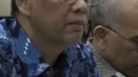 Purbaya sedang serius presentasi di DPR RI, lalu kena spleteran dari Mensesneg Prasetyo Hadi, berisi info Purbaya dicopot dan Suahasil Nazara sedang dilantil Presiden di Istana. Foto: ist