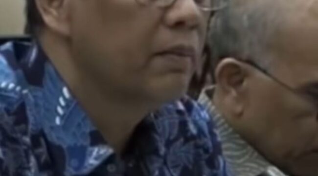 Purbaya sedang serius presentasi di DPR RI, lalu kena spleteran dari Mensesneg Prasetyo Hadi, berisi info Purbaya dicopot dan Suahasil Nazara sedang dilantil Presiden di Istana. Foto: ist