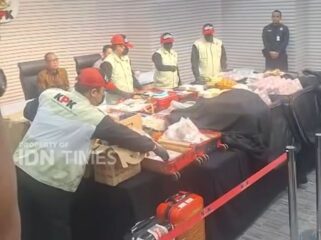 Petugas KPK menggeledah dan menyimpan uang sitaan 20 koper dan kardus, dalam OTT di kakantah ATR/BTN Bogor, Senin 1 September 2026. Foto: instagram@idntimes.video
