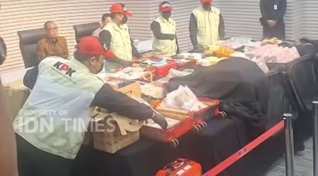 Petugas KPK menggeledah dan menyimpan uang sitaan 20 koper dan kardus, dalam OTT di kakantah ATR/BTN Bogor, Senin 1 September 2026. Foto: instagram@idntimes.video
