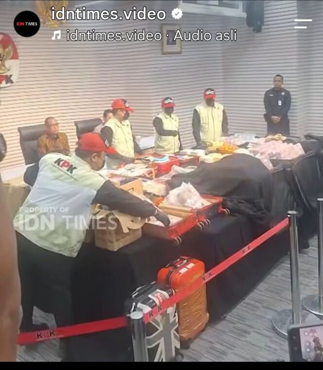 
					Petugas KPK menggeledah dan menyimpan uang sitaan 20 koper dan kardus, dalam OTT di kakantah ATR/BTN Bogor, Senin 1 September 2026. Foto: instagram@idntimes.video
