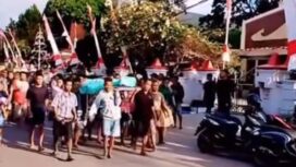Massa warga desa Bali Lefo, Waikabubak, Sumba Barat, usung jenazah Jowa Tana, korban tewas disanfka pencuri ternak, Selasa, 15 September 2926. Foto: instagram@inikupang_