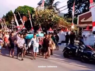 Massa warga desa Bali Lefo, Waikabubak, Sumba Barat, usung jenazah Jowa Tana, korban tewas disanfka pencuri ternak, Selasa, 15 September 2926. Foto: instagram@inikupang_