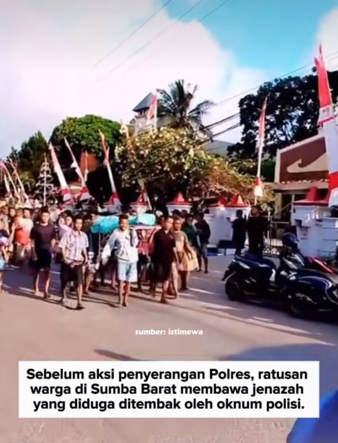 
					Massa warga desa Bali Lefo, Waikabubak, Sumba Barat, usung jenazah Jowa Tana, korban tewas disanfka pencuri ternak, Selasa, 15 September 2926. Foto: instagram@inikupang_