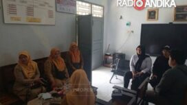 Sejumlah guru di SMP Global, Karangan, Trenggalek melakukan rapat atasi keracunan sekitar 77 siswa setelah konsumsi MBG, Senin, 14 Seotember 2026. Foto: Radio Andhika