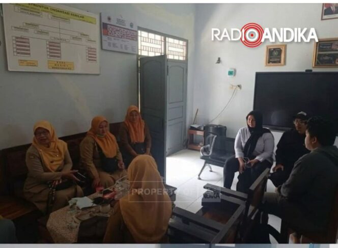 
					Sejumlah guru di SMP Global, Karangan, Trenggalek melakukan rapat atasi keracunan sekitar 77 siswa setelah konsumsi MBG, Senin, 14 Seotember 2026. Foto: Radio Andhika