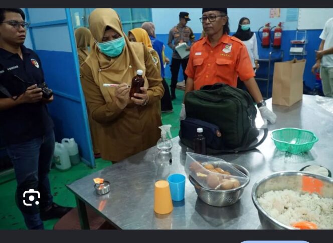 
					Keracunan makanan MBG kini menimpa sekitar 200 siswa dan guru SMKN Boyolangu, Tulungagung, Rabu 16 September 2926. Foto: ist