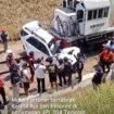 Seorang pengendara mobil Fortuner yeeas, akibat kecelakaan lawan KA Ijen Ekspress, di Jember, Kamis, 17 September 2026. Foto: PortalJTV