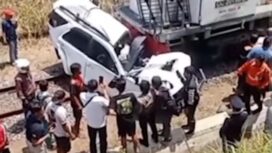 Seorang pengendara mobil Fortuner yeeas, akibat kecelakaan lawan KA Ijen Ekspress, di Jember, Kamis, 17 September 2026. Foto: PortalJTV