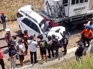 Seorang pengendara mobil Fortuner yeeas, akibat kecelakaan lawan KA Ijen Ekspress, di Jember, Kamis, 17 September 2026. Foto: PortalJTV