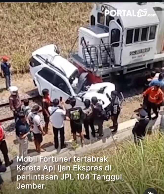 
					Seorang pengendara mobil Fortuner yeeas, akibat kecelakaan lawan KA Ijen Ekspress, di Jember, Kamis, 17 September 2026. Foto: PortalJTV