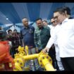 Kepala Staf Kepresidenan Dudung Abdurachman didampingi Bupati Gresik Fandi Ahmad Yani saat meninjau infrastruktur jargas di desa Domas Kecamatan Menganti Gresik, Jumat (18/9). Foto: Ist