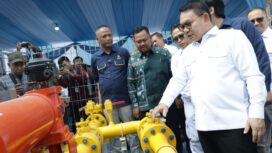 Kepala Staf Kepresidenan Dudung Abdurachman didampingi Bupati Gresik Fandi Ahmad Yani saat meninjau infrastruktur jargas di desa Domas Kecamatan Menganti Gresik, Jumat (18/9). Foto: Ist