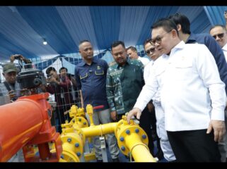 Kepala Staf Kepresidenan Dudung Abdurachman didampingi Bupati Gresik Fandi Ahmad Yani saat meninjau infrastruktur jargas di desa Domas Kecamatan Menganti Gresik, Jumat (18/9). Foto: Ist