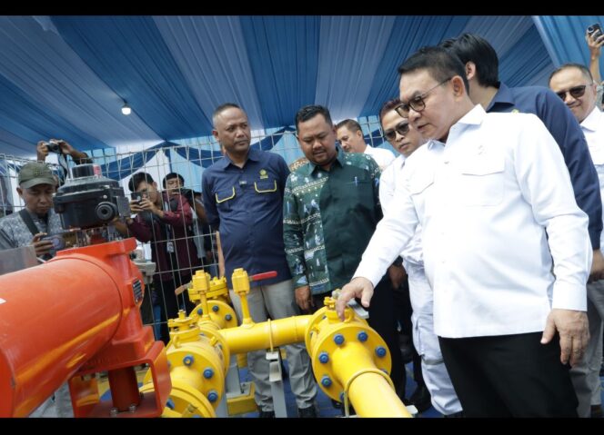 
					Kepala Staf Kepresidenan Dudung Abdurachman didampingi Bupati Gresik Fandi Ahmad Yani saat meninjau infrastruktur jargas di desa Domas Kecamatan Menganti Gresik, Jumat (18/9). Foto: Ist