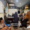 Kantor pengacara Rifan Hanum didatangi masda, calon jamaah umrah PT Anissa Ahmada yang telah dibekukan ixinnta. Foto: instagram@kabarmojokerto