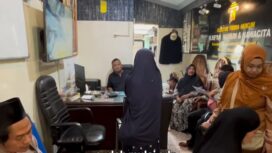 Kantor pengacara Rifan Hanum didatangi masda, calon jamaah umrah PT Anissa Ahmada yang telah dibekukan ixinnta. Foto: instagram@kabarmojokerto