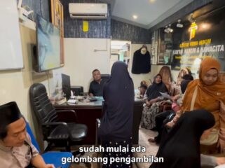 Kantor pengacara Rifan Hanum didatangi masda, calon jamaah umrah PT Anissa Ahmada yang telah dibekukan ixinnta. Foto: instagram@kabarmojokerto
