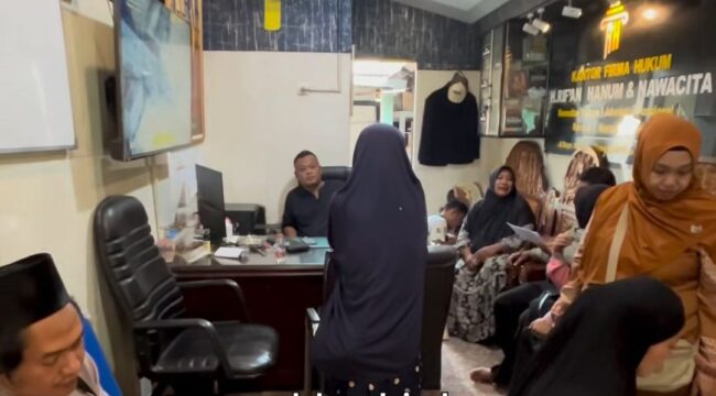 Kantor pengacara Rifan Hanum didatangi masda, calon jamaah umrah PT Anissa Ahmada yang telah dibekukan ixinnta. Foto: instagram@kabarmojokerto
