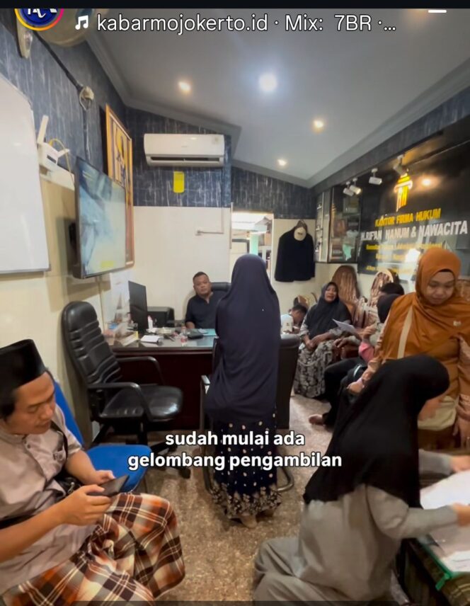 
					Kantor pengacara Rifan Hanum didatangi masda, calon jamaah umrah PT Anissa Ahmada yang telah dibekukan ixinnta. Foto: instagram@kabarmojokerto
