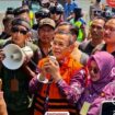 Massa pendukung Sudewo, bupati Pati nkn-aktif, mengamu saat jaksa ajukan tuntutn 8 tahun enam bulan di sidang PN Tipikor Semarang, Senin 21 September 2026. Foto: ist