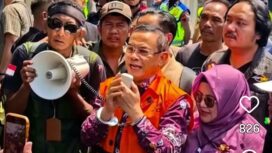 Massa pendukung Sudewo, bupati Pati nkn-aktif, mengamu saat jaksa ajukan tuntutn 8 tahun enam bulan di sidang PN Tipikor Semarang, Senin 21 September 2026. Foto: ist