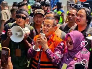 Massa pendukung Sudewo, bupati Pati nkn-aktif, mengamu saat jaksa ajukan tuntutn 8 tahun enam bulan di sidang PN Tipikor Semarang, Senin 21 September 2026. Foto: ist