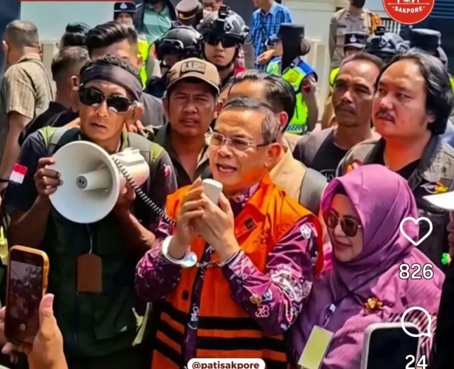 
					Massa pendukung Sudewo, bupati Pati nkn-aktif, mengamu saat jaksa ajukan tuntutn 8 tahun enam bulan di sidang PN Tipikor Semarang, Senin 21 September 2026. Foto: ist