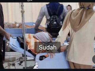 Puluhan warga Rawabelang, Batang, Jateng dirawat di RS Kalisari, diduga keracunan makan PNT olahan dari posyandu setempat. Foto: iat