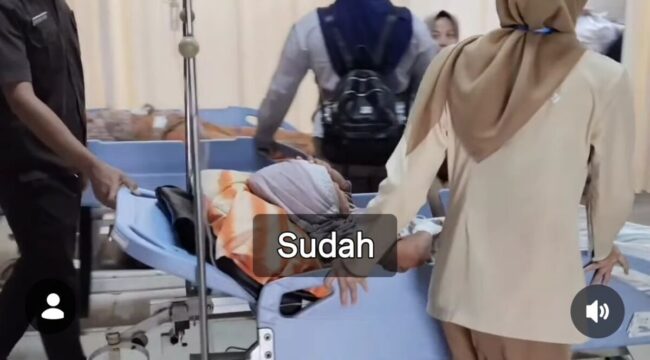 Puluhan warga Rawabelang, Batang, Jateng dirawat di RS Kalisari, diduga keracunan makan PNT olahan dari posyandu setempat. Foto: iat