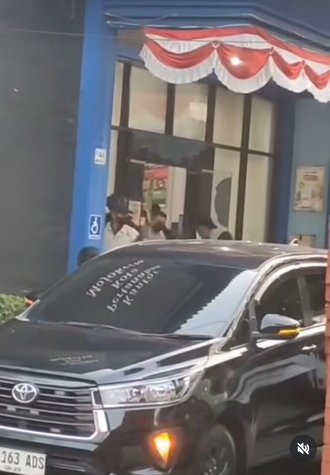 
					Kendaraan tim geledah KPK tengah melakdanakan tugasnya  di kantor ATR/ BPN Mojokerto, Jawa Timur, Rabu, 23 September 2026. Foto: ist